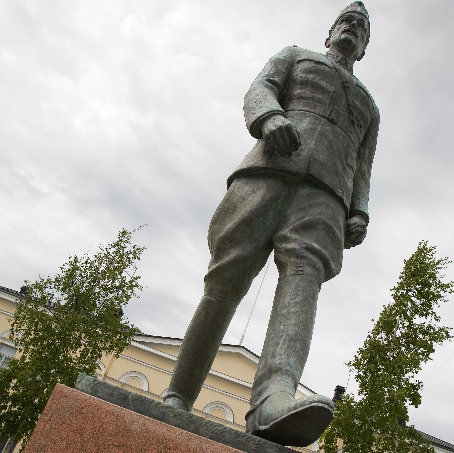 Marsalkka Mannerheimiä esittävä patsas Mikkelin torilla. 